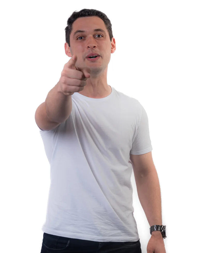 Edmo apontando para quem está lendo