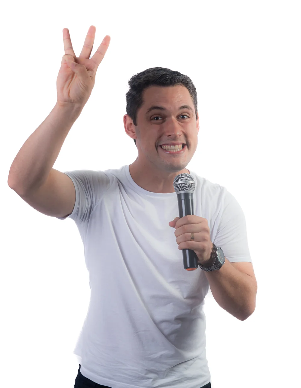Edmo com o microfone na mão e três dedos levantados